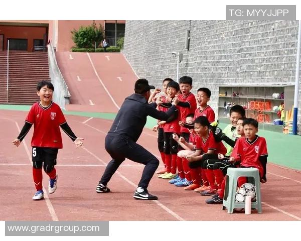 人踢足球的乐趣与技巧探讨以及对身体素质的全面提升分析